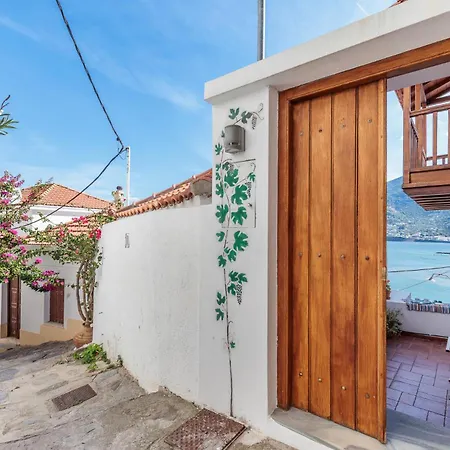 Tzeni's House بيت للعطل